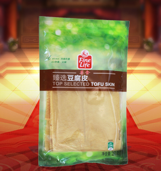 薈食(FINE LIFE)臻選豆腐皮產自河南許昌250g每袋，豆腐皮是中國傳統豆制品將新鮮大豆浸泡后，磨漿，濾去豆腐渣，這時的產品就是豆漿，然后煮豆漿，在其表面會凝固的一層高蛋白質含量的薄膜（皮），這層皮就是腐皮。用工具挑起薄膜后掛起，最先挑起的一層皮以片狀鮮吃或曬干，稱為腐皮，口感最滑