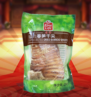 薈食(FINE LIFE)臻選春筍干尖產(chǎn)自福建三明250g每袋，筍干是以筍為原料，通過去殼、蒸煮、壓片、烘干、整形等工藝制取。清流縣加工的“閩筍干”，色澤金黃，呈半透明狀，片寬節(jié)短，肉厚脆嫩，香氣郁郁，稱為“玉蘭片”，是“八閩山珍”之一，在國內(nèi)外名菜佐料中久負(fù)盛名。 筍干不僅輔佐名菜，而且有相當(dāng)?shù)臓I養(yǎng)和藥用價(jià)值。泰寧縣加工的筍干是“閩筍干”主要產(chǎn)地之一，色澤金黃，呈半透明狀，片寬節(jié)短，肉厚脆嫩，香氣郁郁，在國內(nèi)外名菜佐料中久負(fù)盛名。