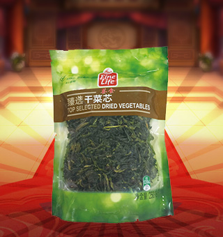 薈食(FINE LIFE)干菜芯產(chǎn)自浙江嘉興250g每袋，經(jīng)蔬菜干燥工藝精制而成的干菜芯，不含防腐劑及色素，鮮嫩爽口、清香純正、方便存放和使用。它可以做不同風(fēng)味的冷菜，也可以清炒或者加其他肉食輔料，加一些簡單的調(diào)味料就可以制作成鮮香爽口的菜心湯。它還是面條的好配料。