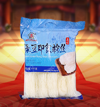 新閩融綠豆即食粉絲產(chǎn)自山東煙臺(tái)1kg每袋，精選優(yōu)質(zhì)豌豆淀粉、綠豆淀粉等配料，經(jīng)先進(jìn)的生產(chǎn)工藝和嚴(yán)格的品質(zhì)管理精制而成。柔韌性強(qiáng)，口感爽滑耐嚼，風(fēng)味獨(dú)特，可涼拌、熱炒、火鍋、油炸等方法制作出多種菜肴。本品內(nèi)含有能量、碳水化合物等營(yíng)養(yǎng)成分，營(yíng)養(yǎng)價(jià)值豐富，深受消費(fèi)者的喜愛(ài)。