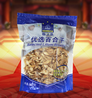 廚之選(HORECA SELECT)優(yōu)選百合干產(chǎn)自甘肅蘭州500g每袋，精選優(yōu)質(zhì)甘肅百合為原料，經(jīng)先進(jìn)工藝精心制作而成，質(zhì)地細(xì)膩，片片均勻，晶瑩剔透。百合的含糖量高，另外大部分是淀粉、蛋白質(zhì)及脂肪等成分，歷來被認(rèn)為是營養(yǎng)價(jià)值較高的佳品。可制作各種菜肴，也可用來煲粥，在制作甜品時(shí)可同枸杞、紅棗一起煲糖水，味道更佳，是您健康的好選擇。