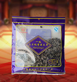 新閩融一級小片緞背黑木耳產自吉林省吉林市200g每袋，緞背黑木耳中含有一種成分能抑制血小板聚集，能降低血液濃度，保持血液流動暢通，每天泡發10到15克緞背黑木耳食用，即可以起到抗血小板聚集，抗凝和降低膽固醇的作用，有利于高脂血癥，動脈硬化和冠心病防治，血液粘稠度高，血膽固醇高的老年人常吃黑木耳可以預防腦血栓和心肌梗死。