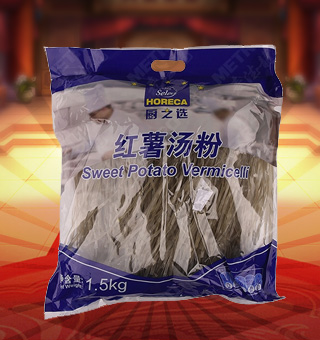 廚之選紅薯湯粉產(chǎn)自山東濟(jì)寧1.5kg每袋，精選優(yōu)質(zhì)紅薯淀粉等為原料，融合水精制而成，品質(zhì)優(yōu)良，天然上等，營(yíng)養(yǎng)豐富。入口順滑，口齒留香，產(chǎn)品選料考究，口味純正，美味又健康，品質(zhì)優(yōu)質(zhì)，值得信賴。塑料質(zhì)地包裝，粉絲分明可見(jiàn)，食用簡(jiǎn)單方便，是廚房常備品的上佳選擇。