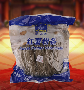 廚之選紅薯粉條產(chǎn)自山東濟(jì)寧1.5kg每袋，精選優(yōu)質(zhì)綠豆淀粉等為原料，融合水精制而成，品質(zhì)優(yōu)良，天然上等，營(yíng)養(yǎng)豐富。入口順滑，口齒留香，產(chǎn)品選料考究，口味純正，美味又健康，品質(zhì)優(yōu)質(zhì)，值得信賴。塑料質(zhì)地包裝，粉絲分明可見(jiàn)，食用簡(jiǎn)單方便，是廚房常備品的上佳選擇。