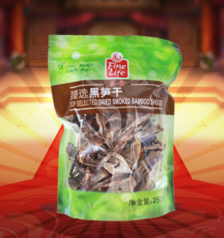 薈食(FINE LIFE)臻選黑筍干產(chǎn)自浙江杭州250g每袋，黑筍(也稱剖筍)是以筍為原料,通過去殼、蒸煮、烘烤等工藝制取。黑筍雖不如明筍外觀好看,但吃起來口味、營養(yǎng)一點(diǎn)也不比明筍差。它有股熏烤的香味。黑筍干選用優(yōu)質(zhì)鮮筍精制而成。品質(zhì)純正,風(fēng)味獨(dú)特。具有健胃、消食、減肥、美容、抗衰老功能。 烏筍干有三個(gè)品種，做法稍有不同，但都用木柴燒培而成。