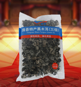 宜客(AKA)三級房縣特產黑木耳產自湖北房縣250g每袋，精選新鮮食用木耳，從采摘、加工、包裝都經過嚴格的食用消毒檢驗，衛生安全，放心食用?？诟邢愦喔挥袕椥?，食用價值高，可用來配菜、涼拌、搭配煲湯、小炒等，多種吃法，多種營養選擇。采用透明的塑料包裝，大氣美觀，新鮮清晰可見，方便消費者們的選購，質量保證，放心購買。