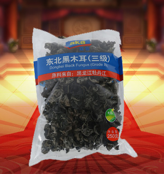 宜客(AKA)三級東北黑木耳產自黑龍江牡丹江250g每袋，精選新鮮食用木耳，從采摘、加工、包裝都經過嚴格的食用消毒檢驗，衛生安全，放心食用?？诟邢愦喔挥袕椥裕秤脙r值高，可用來配菜、涼拌、搭配煲湯、小炒等，多種吃法，多種營養選擇。采用透明的塑料包裝，大氣美觀，新鮮清晰可見，方便消費者們的選購，質量保證，放心購買。