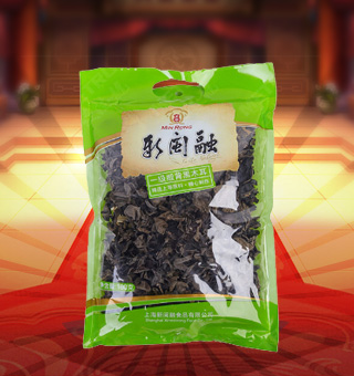 新閩融一級緞背黑木耳產自河南駐馬店180g每袋，精選優質片狀銀耳經過領先工藝烘干而成，衛生安全，色澤乳白色，半透明，柔軟有彈性。可直接與肉絲爆炒、與枸杞、紅棗煲湯，或作為佐料，葷素皆宜，食法多樣，是一道美味食材。采用透明的塑料包裝，大氣美觀，新鮮清晰可見，方便消費者們的選購，質量保證，放心購買。