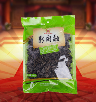 新閩融一級緞背黑木耳產自河南駐馬店180g每袋，精選優質片狀銀耳經過領先工藝烘干而成，衛生安全，色澤乳白色，半透明，柔軟有彈性?？芍苯优c肉絲爆炒、與枸杞、紅棗煲湯，或作為佐料，葷素皆宜，食法多樣，是一道美味食材。采用透明的塑料包裝，大氣美觀，新鮮清晰可見，方便消費者們的選購，質量保證，放心購買。