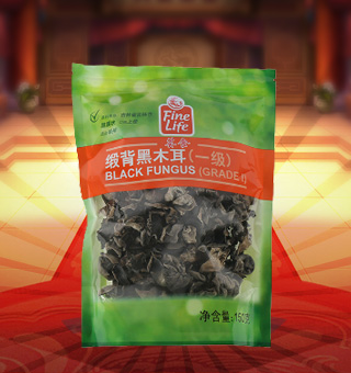 薈食(FINE LIFE)一級緞背黑木耳產自吉林省吉林市150g每袋，精選新鮮食用木耳，從采摘、加工、包裝都經過嚴格的食用消毒檢驗，衛生安全，放心食用?？诟邢愦喔挥袕椥裕秤脙r值高，可用來配菜、涼拌、搭配煲湯、小炒等，多種吃法，多種營養選擇。采用透明的塑料包裝，大氣美觀，新鮮清晰可見，方便消費者們的選購，質量保證，放心購買。