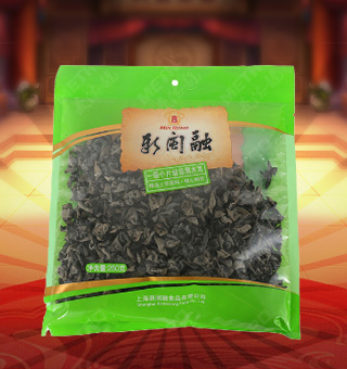 新閩融一級小片緞背黑木耳產自吉林省吉林市250g每袋，精選優質原材料，綠色種植，陽光充沛，人工采摘篩選，品質保證，不添加任何防腐劑與人工色素。安全衛生，色澤鮮亮，口感細膩香醇，是家庭、賓館、餐廳、席間的上等佐料，保留了豐富的營養成分。采取透明包裝，新鮮清晰可見，干凈衛生，方便存放冷藏，方便消費者們的選購，安全健康，放心購買。
