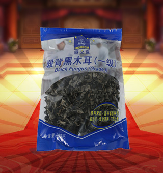 廚之選HS一級緞背黑木耳產自吉林省吉林市500g每袋，精選優質片狀銀耳經過領先工藝烘干而成，衛生安全，色澤乳白色，半透明，柔軟有彈性。可直接與肉絲爆炒、與枸杞、紅棗煲湯，或作為佐料，葷素皆宜，食法多樣，是一道美味食材。采用透明的塑料包裝，大氣美觀，新鮮清晰可見，方便消費者們的選購，質量保證，放心購買。