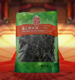 薈食(FINE LIFE)一級通江黑木耳產自四川通江250g每袋，精選新鮮食用木耳，從采摘、加工、包裝都經過嚴格的食用消毒檢驗，衛生安全，放心食用?？诟邢愦喔挥袕椥?，食用價值高，可用來配菜、涼拌、搭配煲湯、小炒等，多種吃法，多種營養選擇。采用透明的塑料包裝，大氣美觀，新鮮清晰可見，方便消費者們的選購，質量保證，放心購買。