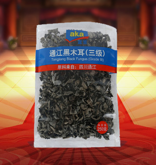 宜客(AKA)三級通江黑木耳產自四川通江250g每袋，精選新鮮食用木耳，從采摘、加工、包裝都經過嚴格的食用消毒檢驗，衛生安全，放心食用?？诟邢愦喔挥袕椥?，食用價值高，可用來配菜、涼拌、搭配煲湯、小炒等，多種吃法，多種營養選擇。采用透明的塑料包裝，大氣美觀，新鮮清晰可見，方便消費者們的選購，質量保證，放心購買。