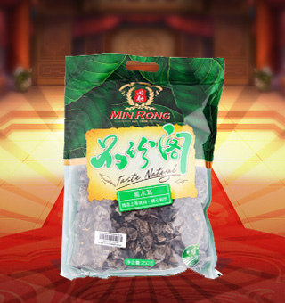 新閩融品珍閣黑木耳產自浙江麗水250g每袋，精選優質原材料，綠色種植，陽光充沛，人工采摘篩選，品質保證，不添加任何防腐劑與人工色素。安全衛生，色澤鮮亮，口感細膩香醇，是家庭、賓館、餐廳、席間的上等佐料，保留了豐富的營養成分。采取透明包裝，新鮮清晰可見，干凈衛生，方便存放冷藏，方便消費者們的選購，安全健康，放心購買。