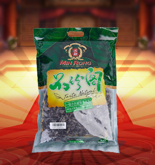 新閩融品珍閣一級小片緞背黑木耳產自浙江麗水500g每袋，精選優質原材料，綠色種植，陽光充沛，人工采摘篩選，品質保證，不添加任何防腐劑與人工色素。安全衛生，色澤鮮亮，口感細膩香醇，是家庭、賓館、餐廳、席間的上等佐料，保留了豐富的營養成分。采取透明包裝，新鮮清晰可見，干凈衛生，方便存放冷藏，方便消費者們的選購，安全健康，放心購買。