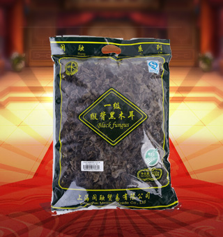 閩融一級緞背黑木耳產自浙江麗水500g每袋，緞背黑木耳，野生又可以人工培植，種子實體耳狀、葉狀或杯狀，薄、邊緣波浪狀，寬3-10厘米，厚2毫米左右，以側生的短柄或狹細的附著部固著于基質上。色澤黑褐，質地柔軟，味道鮮美，可素可葷，營養豐富。能夠影響血液系統、促進免疫功能、影響生物合成。