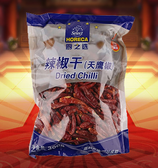 廚之選HS辣椒干(天鷹椒)產(chǎn)自四川成都300g每袋，精選辣椒為原材料，經(jīng)人工清洗去雜等多道工序，精心制作而成。質(zhì)地干燥，選料考究，口味純正，香辣可口，特有的醇香，品質(zhì)有保障。塑料質(zhì)地包裝，其含有豐富營養(yǎng)，使用方便，美味可口，深受廣大消費者青睞。