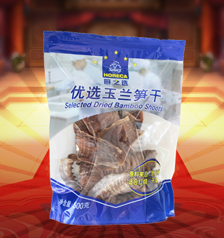 廚之選(HORECA SELECT)優(yōu)選玉蘭筍干產(chǎn)自浙江杭州500g每袋，玉蘭筍干是用鮮嫩的春筍或冬筍經(jīng)加工而成的干制品，由于形狀和色澤很像玉蘭花的花瓣，故稱“玉蘭片”，經(jīng)采摘后，進(jìn)行蒸、陰干、剝?nèi)ネ鈿ぁ⒃俜湃牒Y內(nèi)進(jìn)行烘焙。工序皆為粗加工，以得到玉蘭片的好品質(zhì)，不含任何添加劑防腐劑。