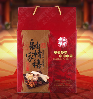 閩融融情家禧南北貨禮盒凈含量：花菇130G、緞背黑木耳180G、銀耳250G、小核桂圓100G、杏鮑菇200G、黃花菜250G、紅棗500G、香菇150G，精選香菇、黑木耳、小核桂圓、銀耳、茶樹菇、無核棗。從選料到加工，從品控到服務，環環誠信，處處用心，提供安全有保障、擁有高端品質的滿分產品。將美味牢牢鎖住，用美好品質為您的生活增添更多滋味。