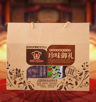 閩融珍味御禮南北干貨禮盒(大)凈含量：香菇80克，黑木耳80克，黃花菜250克，一級銀耳100克，竹蓀60克，紅棗500克，閩融為您精選優質紅棗、竹蓀等原料，好的原料給品質更好保障酥香豐潤的紅棗，晶瑩剔透的銀耳，香美誘人的香菇等，都是家中必備的良品。精美的包裝，獨特的美味，閩融用美好品質為您的生活增添更多滋味。