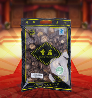 閩融香菇產自浙江麗水150g每袋，香菇又稱香蕈、冬菇，它味道鮮美，香氣沁人，素有“植物皇后”之譽，是家庭、宴席之美味佳肴。將本品用清水洗凈浸泡后，可直接與肉絲爆炒、排骨煲湯，或作為佐料，葷素皆宜。采用透明的袋式包裝，香菇色澤清晰可見，方便消費者們的選購，質量有保證，可放心購買。