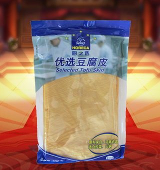 廚之選(HORECA SELECT)優選豆腐皮產自河南許昌500g每袋，豆腐皮是中國傳統豆制品將新鮮大豆浸泡后，磨漿，濾去豆腐渣，這時的產品就是豆漿，然后煮豆漿，在其表面會凝固的一層高蛋白質含量的薄膜（皮），這層皮就是腐皮。用工具挑起薄膜后掛起，最先挑起的一層皮以片狀鮮吃或曬干，稱為腐皮，口感最滑。
