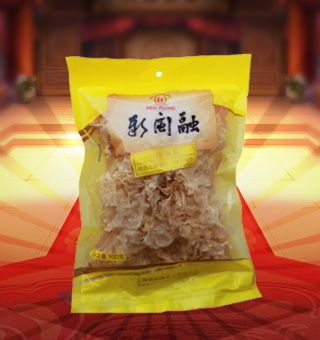 新閩融一級銀耳產自浙江麗水100g每袋，銀耳味甘、淡、性平、無毒，既有補脾開胃的功效，又有益氣清腸、滋陰潤肺的作用。既能增強人體免疫力，又可增強腫瘤患者對放、化療的耐受力。銀耳富有天然植物性膠質，外加其具有滋陰的作用，是可以長期服用的良好潤膚食品。