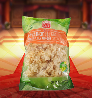 薈食(FINE LIFE)特級片狀銀耳產自福建寧德250g每袋，精選優質片狀銀耳經過領先工藝烘干而成，衛生安全，色澤乳白色，半透明，柔軟有彈性?？芍苯优c肉絲爆炒、與枸杞、紅棗煲湯，或作為佐料，葷素皆宜，食法多樣，是一道美味食材。采用透明的塑料包裝，大氣美觀，新鮮清晰可見，方便消費者們的選購，質量保證，放心購買。