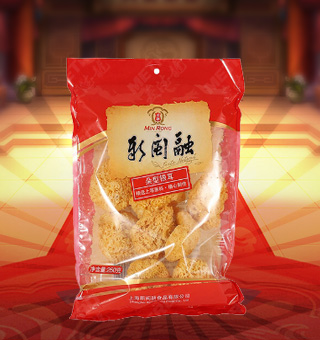 新閩融朵型銀耳產自浙江麗水250g每袋，精選優質原材料，綠色種植，陽光充沛，人工采摘篩選，品質保證，不添加任何防腐劑與人工色素。安全衛生，色澤嫩白，口感細膩香醇，是家庭、賓館、餐廳、席間的上等佐料，保留了豐富的營養成分。采取透明包裝，新鮮清晰可見，干凈衛生，方便存放冷藏，方便消費者們的選購，安全健康，放心購買。